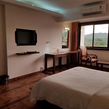Bisu Hotel & Resorts Khed  外观 照片